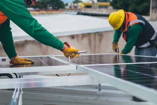 Personas instalando paneles solares